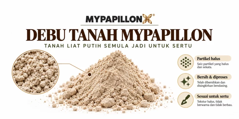 Debu Tanah MyPapillon dalam bentuk diagram pendidikan yang menunjukkan sumber tanah liat putih, proses pembersihan, penyingkiran bendasing, dan hasil akhir debu tanah halus untuk sertu.